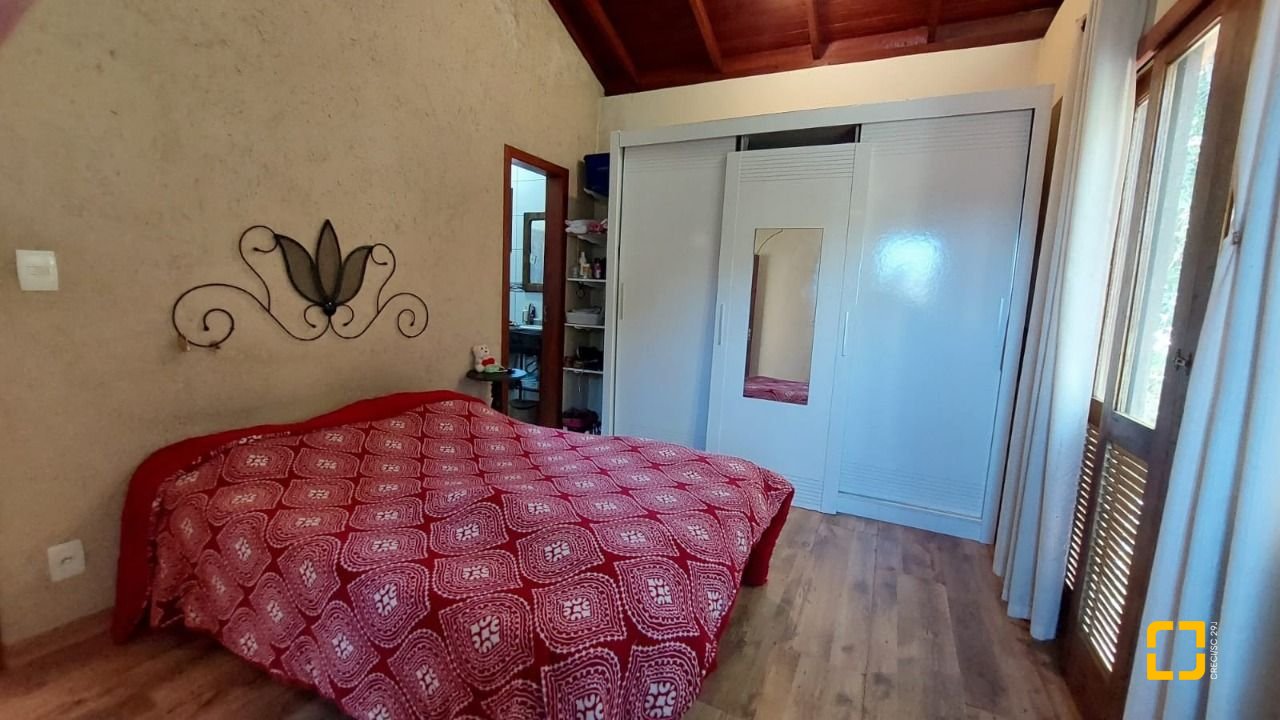 Casa com 160m², 2 quartos (sendo 2 suítes), 2 garagens, no bairro Rio Tavares em Florianópolis