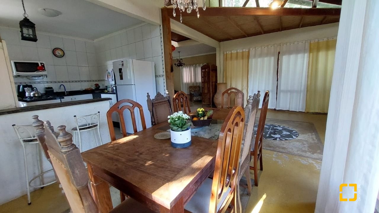 Casa com 160m², 2 quartos (sendo 2 suítes), 2 garagens, no bairro Rio Tavares em Florianópolis