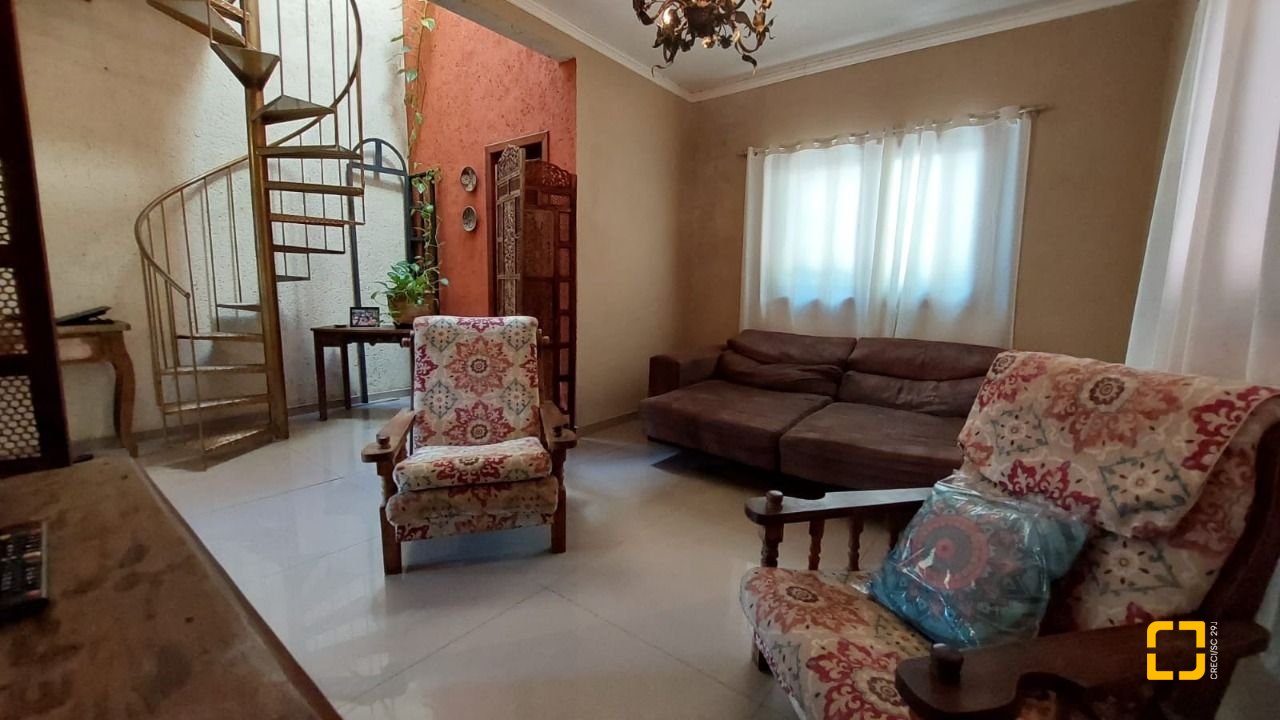 Casa com 160m², 2 quartos (sendo 2 suítes), 2 garagens, no bairro Rio Tavares em Florianópolis
