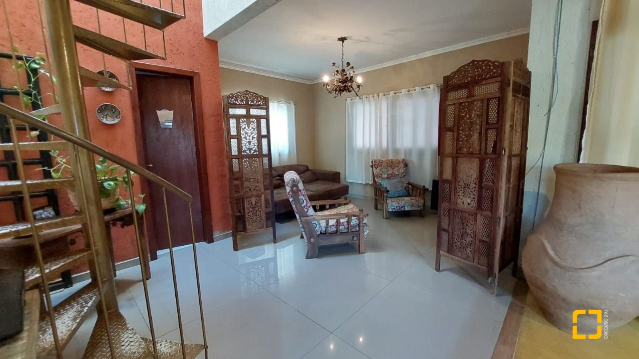 Casa com 160m², 2 quartos (sendo 2 suítes), 2 garagens, no bairro Rio Tavares em Florianópolis