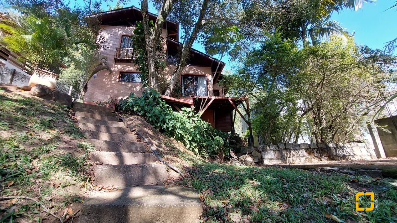 Casa com 160m², 2 quartos (sendo 2 suítes), 2 garagens, no bairro Rio Tavares em Florianópolis