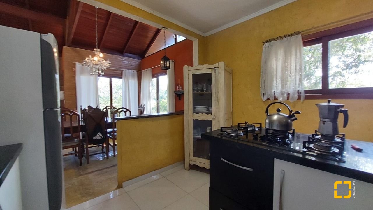 Casa com 160m², 2 quartos (sendo 2 suítes), 2 garagens, no bairro Rio Tavares em Florianópolis