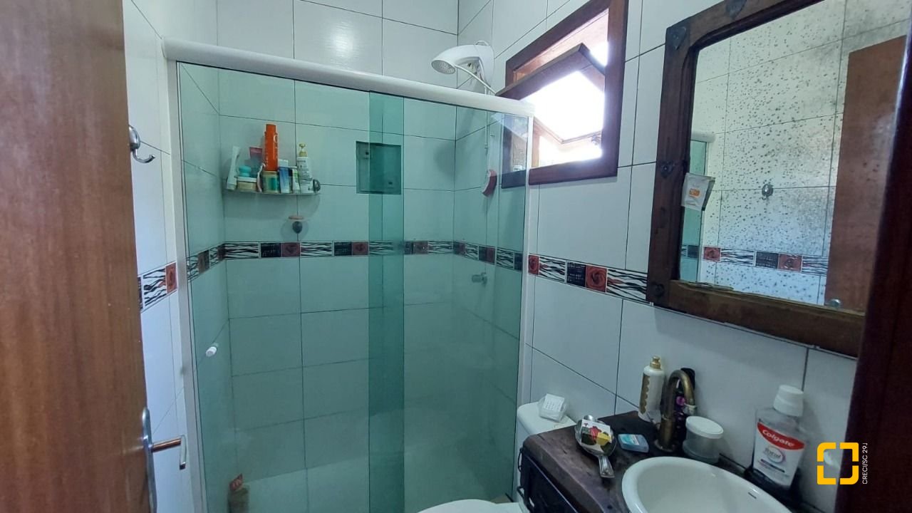 Casa com 160m², 2 quartos (sendo 2 suítes), 2 garagens, no bairro Rio Tavares em Florianópolis