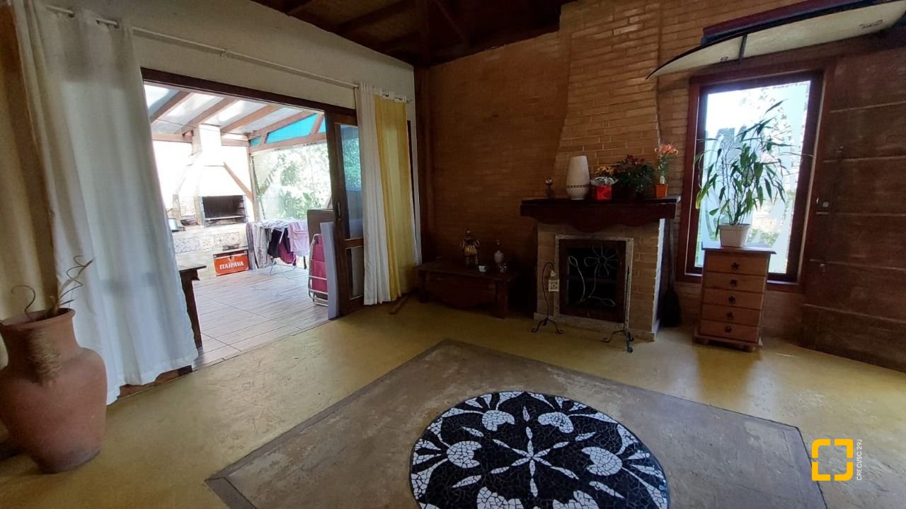 Casa com 160m², 2 quartos (sendo 2 suítes), 2 garagens, no bairro Rio Tavares em Florianópolis