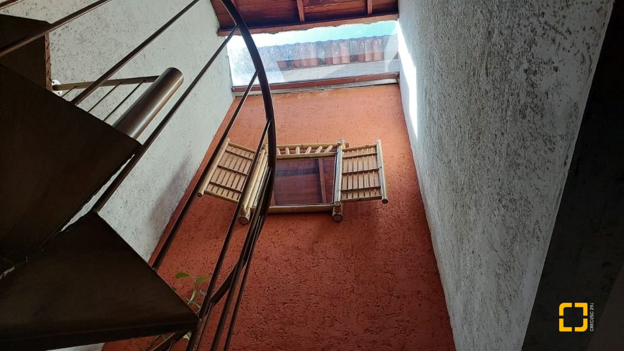 Casa com 160m², 2 quartos (sendo 2 suítes), 2 garagens, no bairro Rio Tavares em Florianópolis