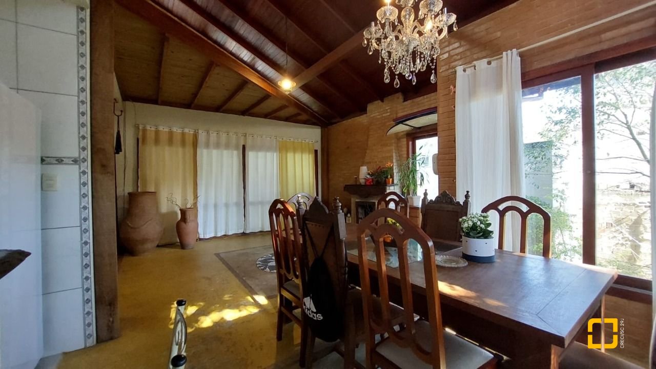 Casa com 160m², 4 quartos (sendo 2 suítes), 2 garagens, no bairro Rio Tavares em Florianópolis