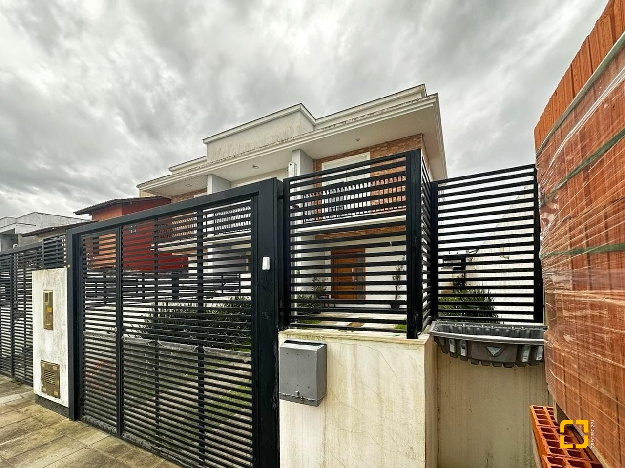 Casa com 117m², 4 quartos (sendo 1 suíte), 2 garagens, no bairro Campeche em Florianópolis