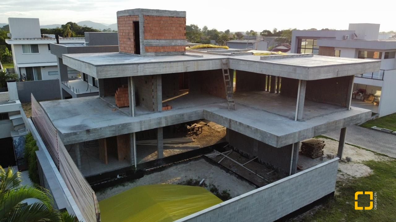 Casa com 353m², 8 quartos (sendo 4 suítes), 4 garagens, no bairro Vargem Pequena em Florianópolis