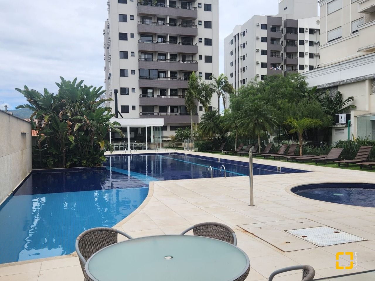 Apartamento com 170m², 6 quartos (sendo 2 suítes), 3 garagens, no bairro Itacorubi em Florianópolis