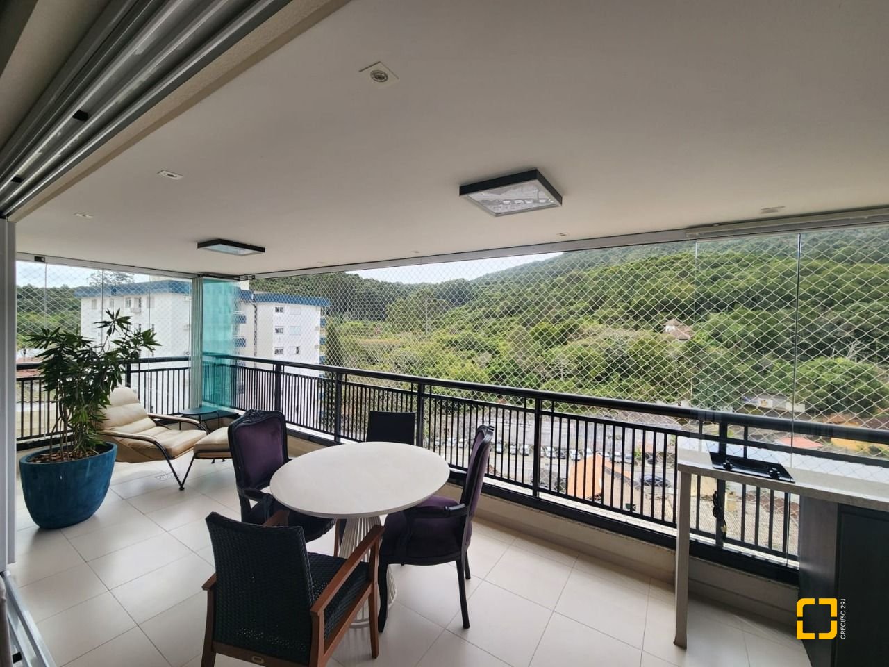 Apartamento com 170m², 6 quartos (sendo 2 suítes), 3 garagens, no bairro Itacorubi em Florianópolis