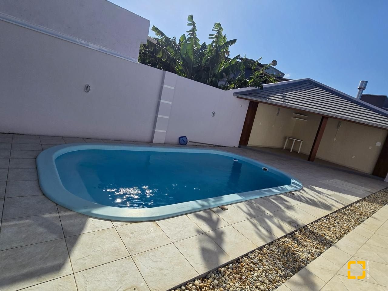 Casa com 173m², 4 quartos (sendo 1 suíte), 4 garagens, no bairro Campeche Sul em Florianópolis