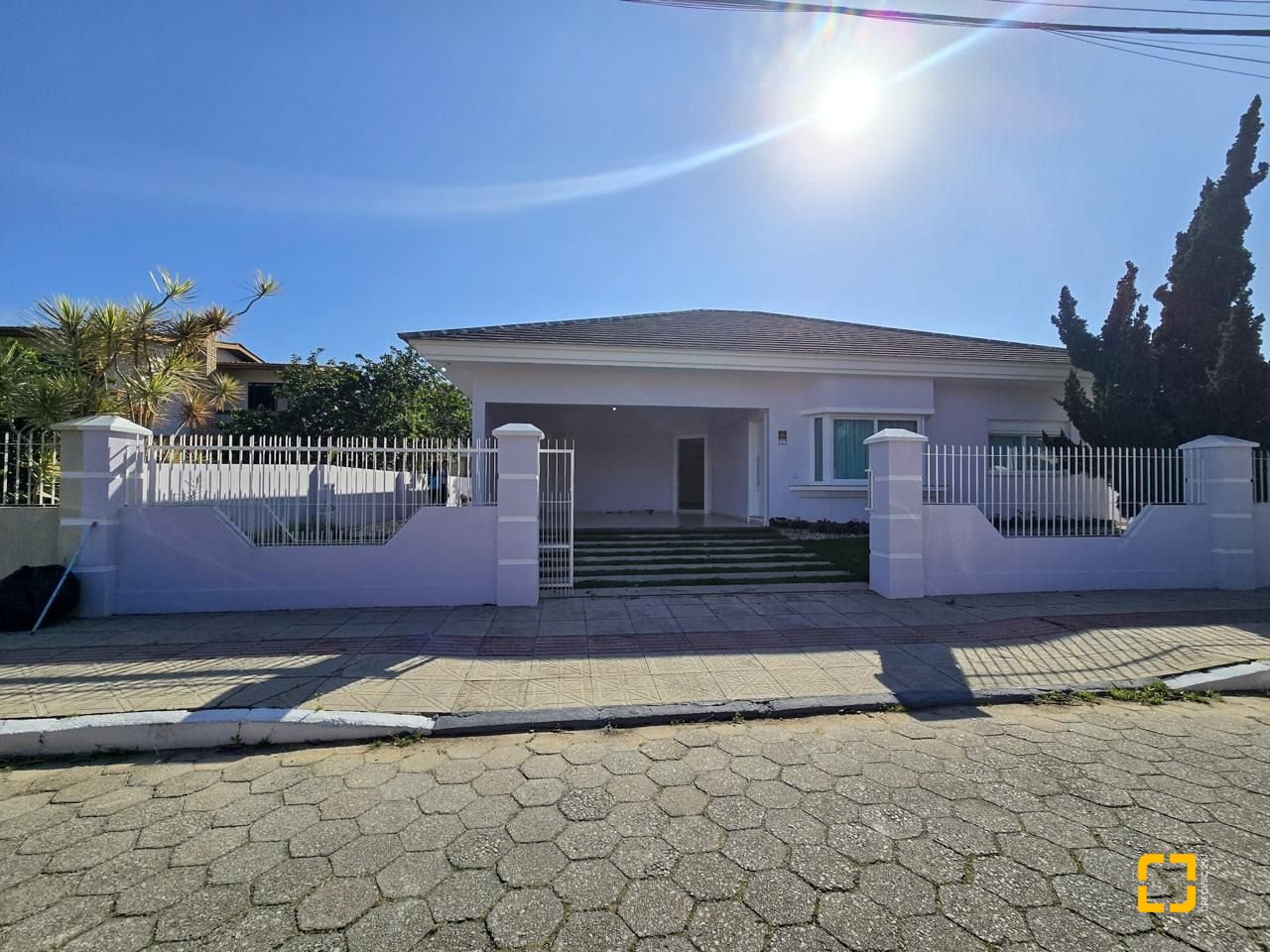 Casa com 173m², 4 quartos (sendo 1 suíte), 4 garagens, no bairro Campeche Sul em Florianópolis