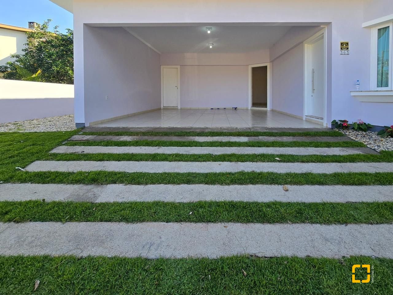 Casa com 173m², 4 quartos (sendo 1 suíte), 4 garagens, no bairro Campeche Sul em Florianópolis