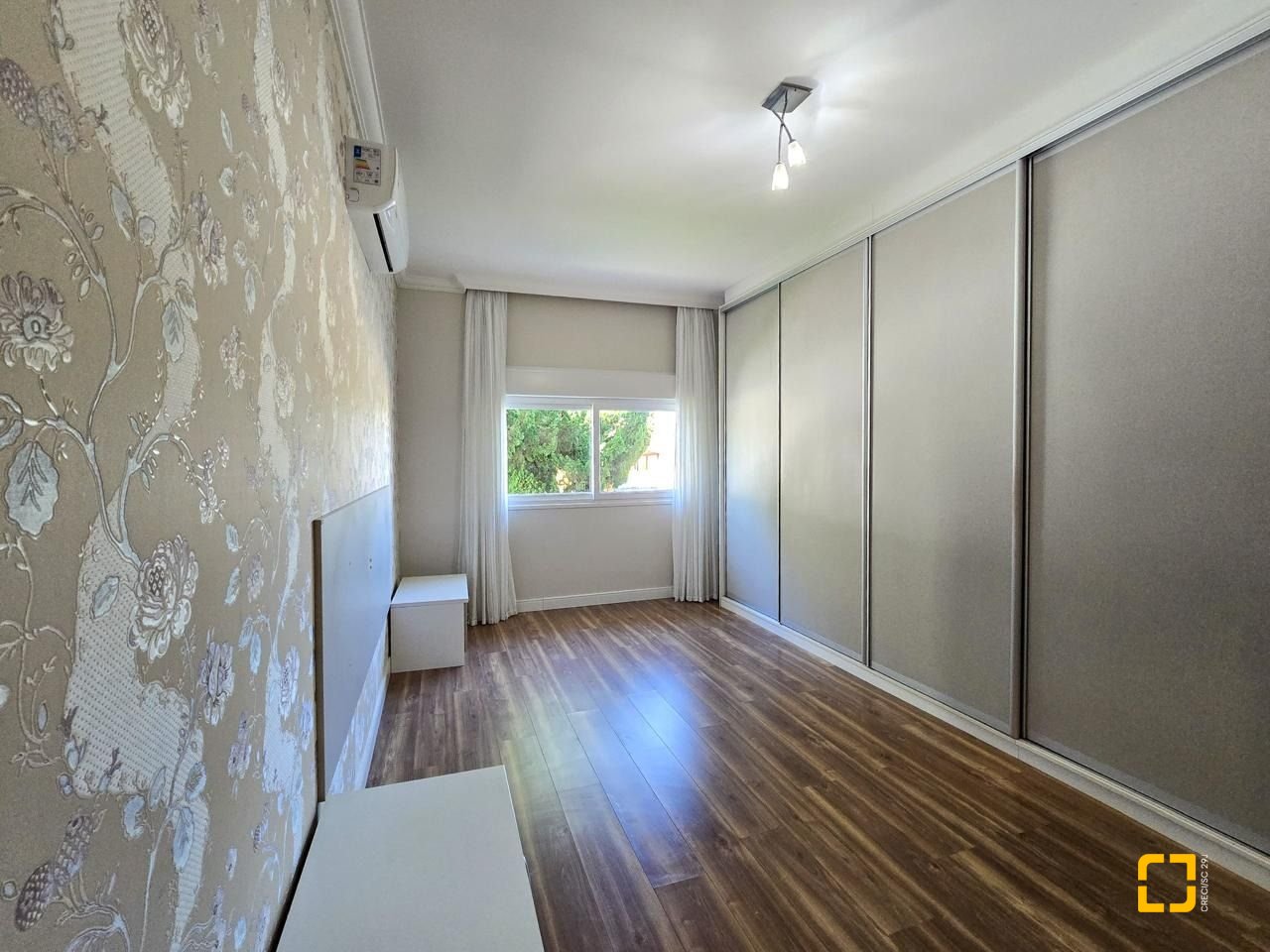 Casa com 173m², 4 quartos (sendo 1 suíte), 4 garagens, no bairro Campeche Sul em Florianópolis