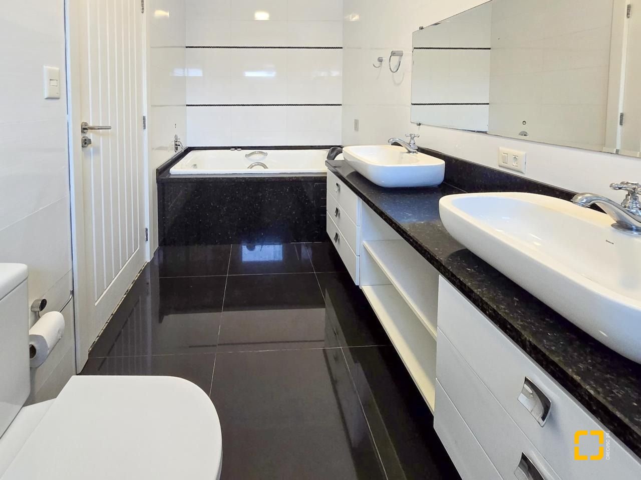 Casa com 173m², 4 quartos (sendo 1 suíte), 4 garagens, no bairro Campeche Sul em Florianópolis