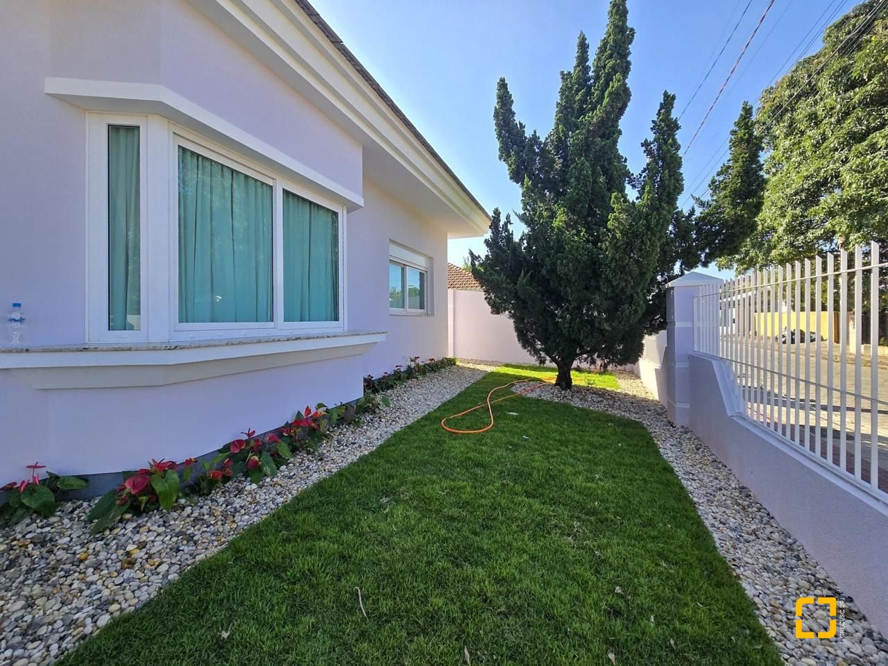 Casa com 173m², 4 quartos (sendo 1 suíte), 4 garagens, no bairro Campeche Sul em Florianópolis