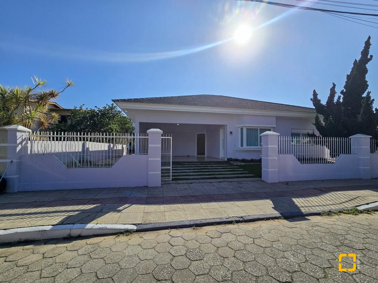 Casa com 173m², 4 quartos (sendo 1 suíte), 4 garagens, no bairro Campeche Sul em Florianópolis