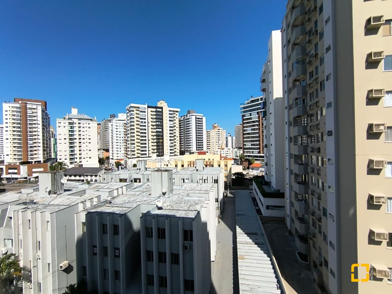 Apartamento com 91m², 3 quartos (sendo 1 suíte), 1 garagem, no bairro Campinas em São José
