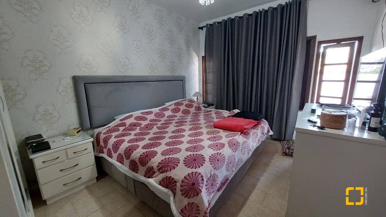 Casa com 215m², 5 quartos (sendo 1 suíte), 4 garagens, no bairro Barra da Lagoa em Florianópolis
