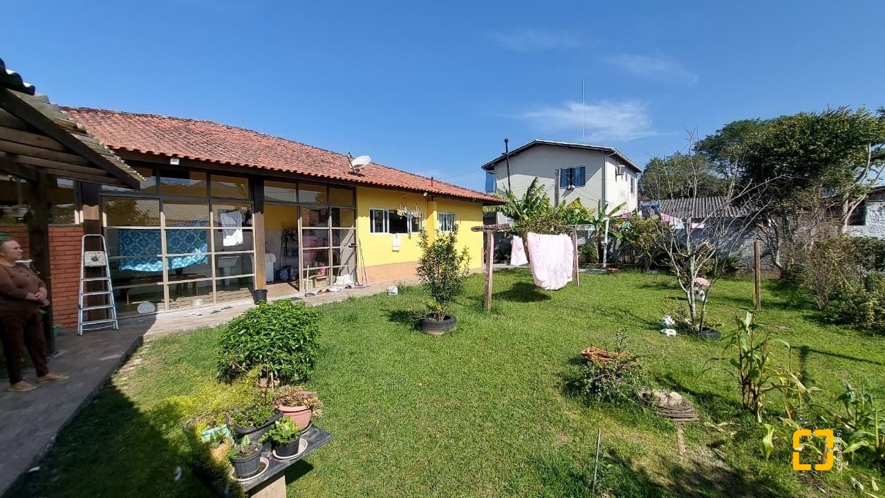 Casa com 215m², 5 quartos (sendo 1 suíte), 4 garagens, no bairro Barra da Lagoa em Florianópolis