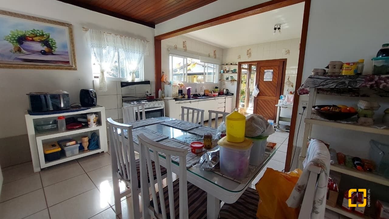 Casa com 215m², 5 quartos (sendo 1 suíte), 4 garagens, no bairro Barra da Lagoa em Florianópolis