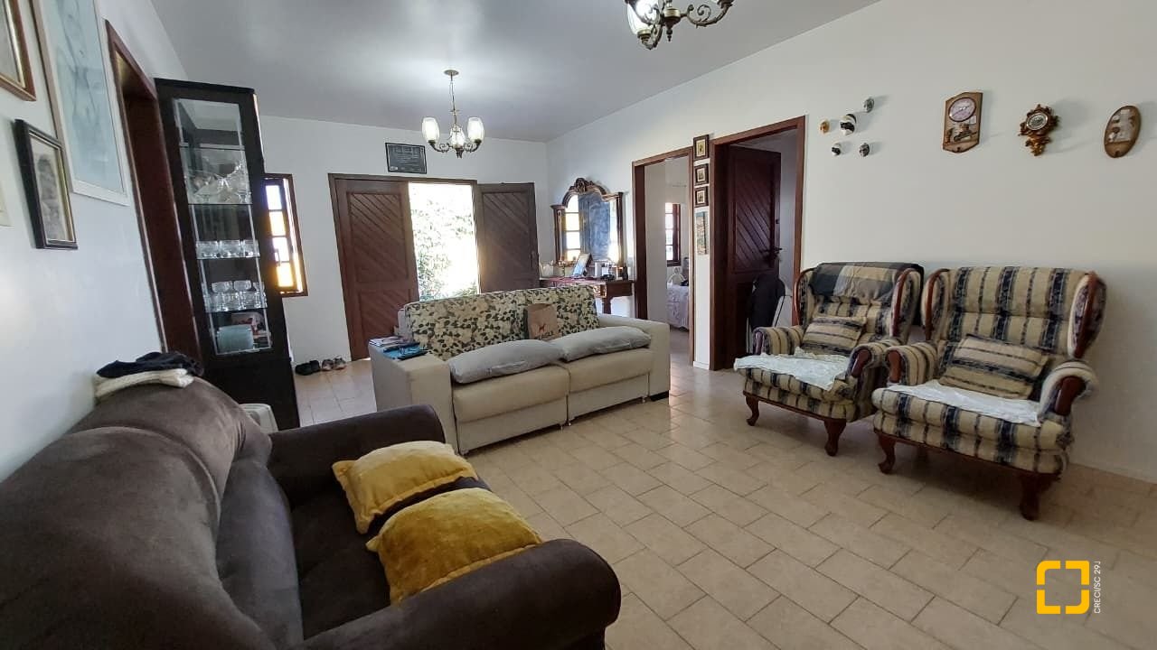 Casa com 215m², 5 quartos (sendo 1 suíte), 4 garagens, no bairro Barra da Lagoa em Florianópolis