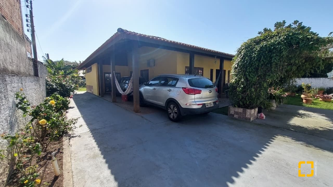 Casa com 215m², 5 quartos (sendo 1 suíte), 4 garagens, no bairro Barra da Lagoa em Florianópolis
