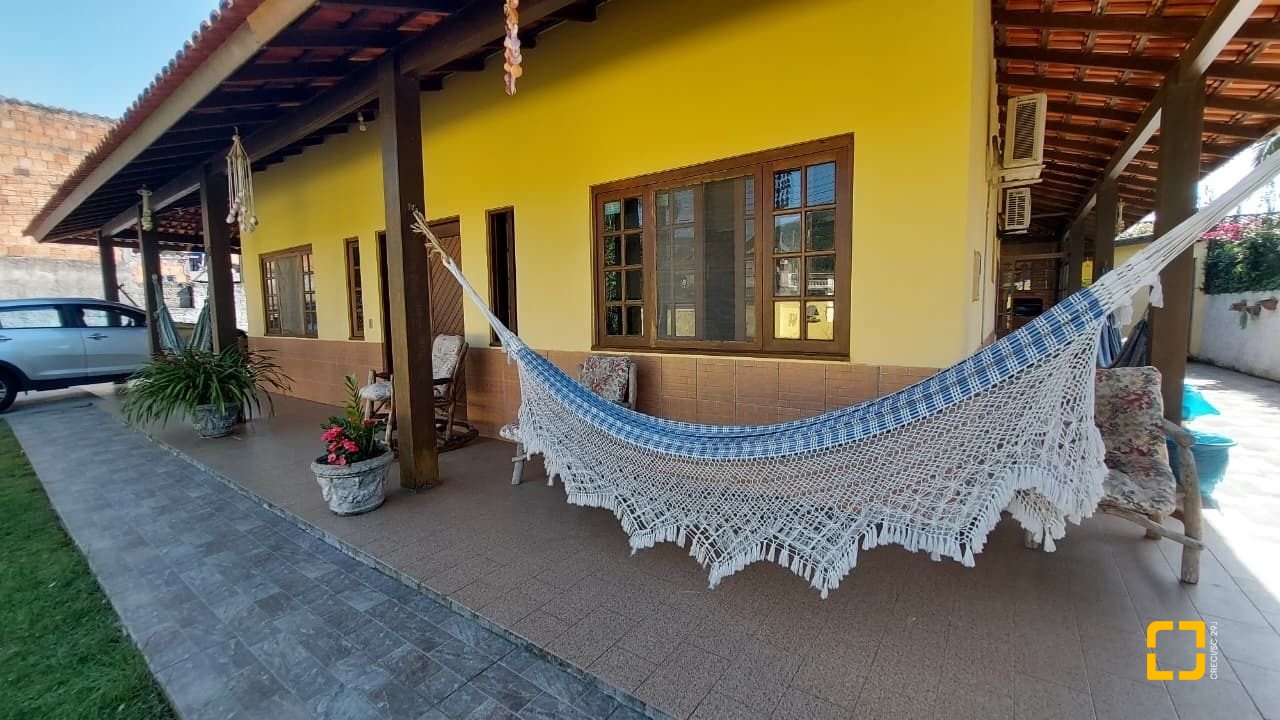Casa com 215m², 5 quartos (sendo 1 suíte), 4 garagens, no bairro Barra da Lagoa em Florianópolis