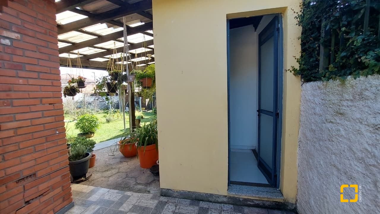 Casa com 215m², 5 quartos (sendo 1 suíte), 4 garagens, no bairro Barra da Lagoa em Florianópolis