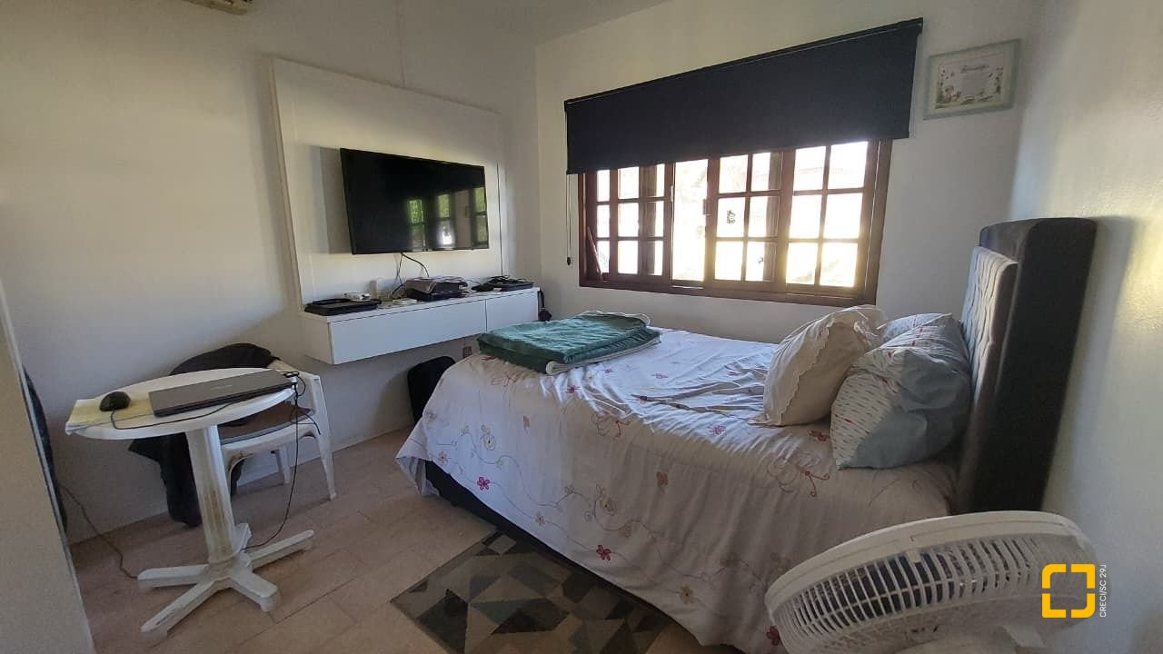 Casa com 215m², 5 quartos (sendo 1 suíte), 4 garagens, no bairro Barra da Lagoa em Florianópolis