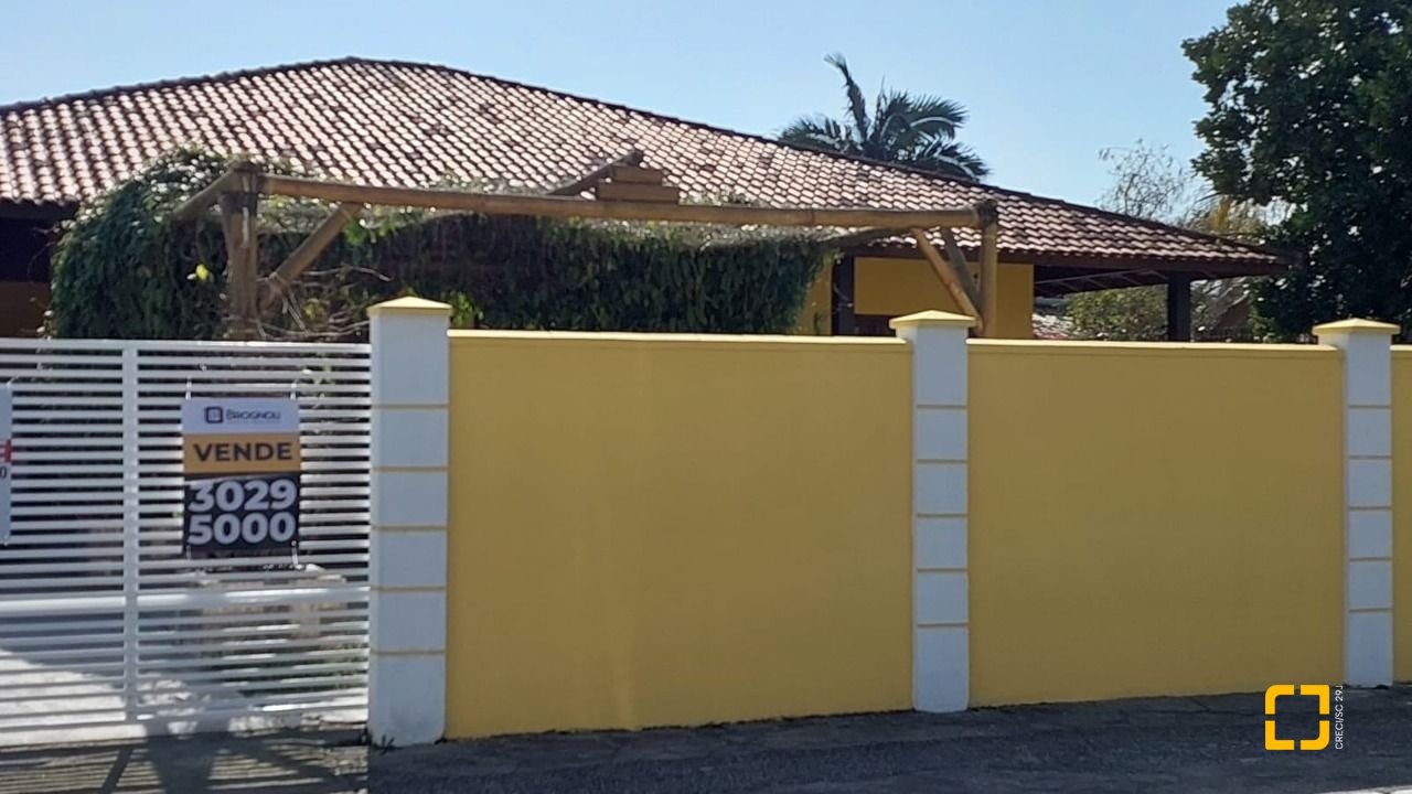 Casa com 215m², 5 quartos (sendo 1 suíte), 4 garagens, no bairro Barra da Lagoa em Florianópolis