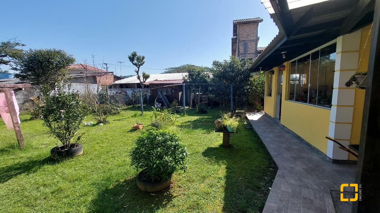Casa com 215m², 5 quartos (sendo 1 suíte), 4 garagens, no bairro Barra da Lagoa em Florianópolis