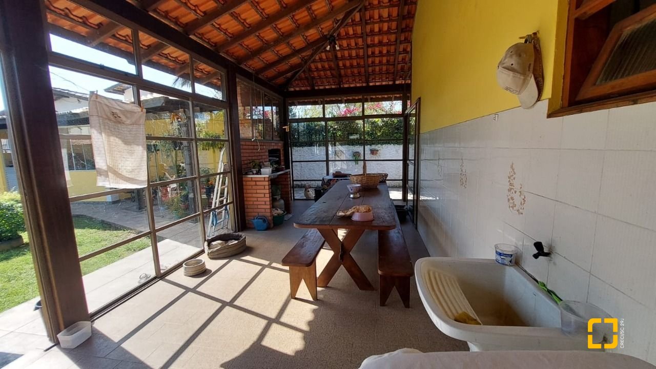 Casa com 215m², 5 quartos (sendo 1 suíte), 4 garagens, no bairro Barra da Lagoa em Florianópolis