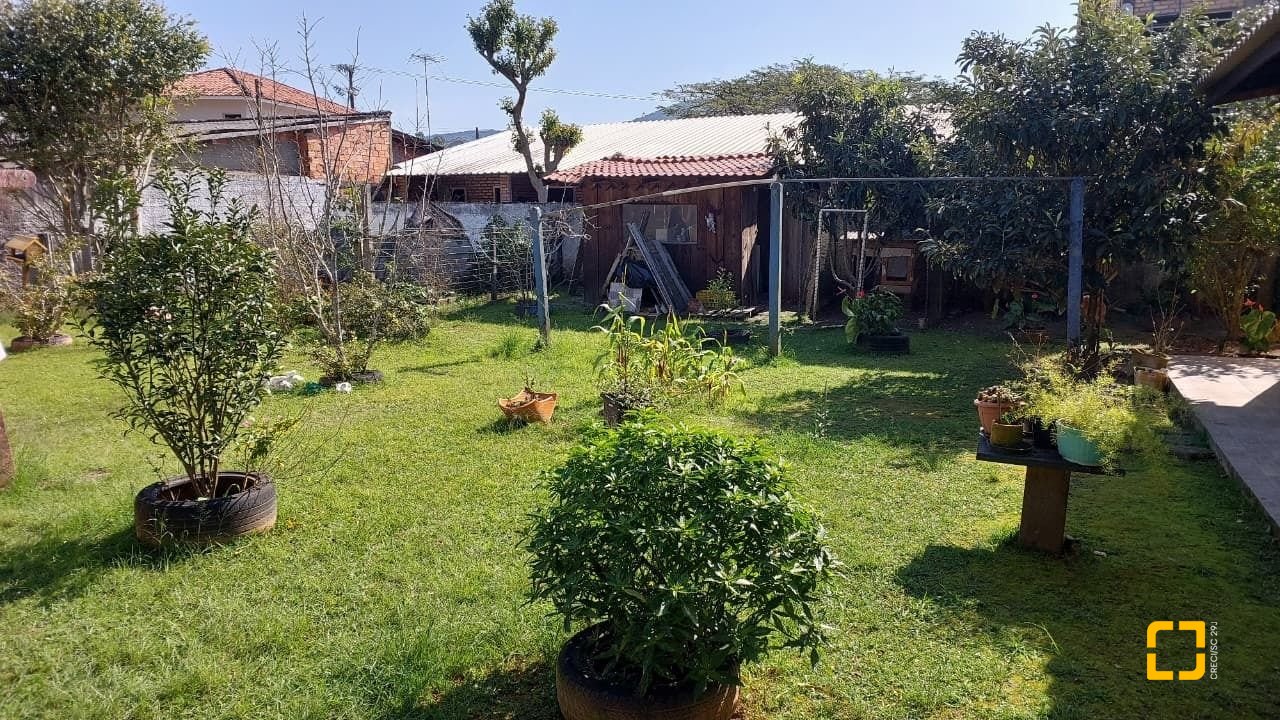 Casa com 215m², 5 quartos (sendo 1 suíte), 4 garagens, no bairro Barra da Lagoa em Florianópolis
