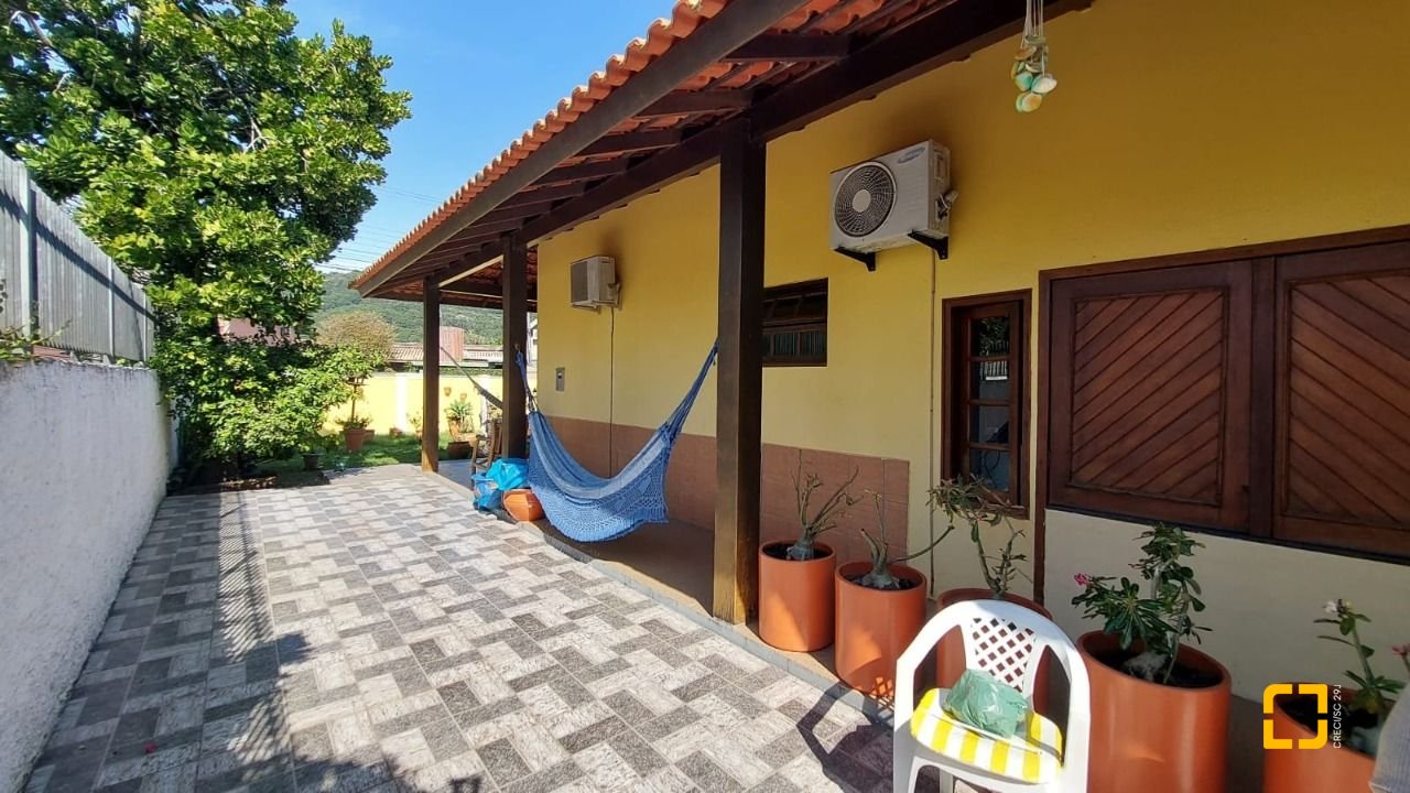 Casa com 215m², 5 quartos (sendo 1 suíte), 4 garagens, no bairro Barra da Lagoa em Florianópolis