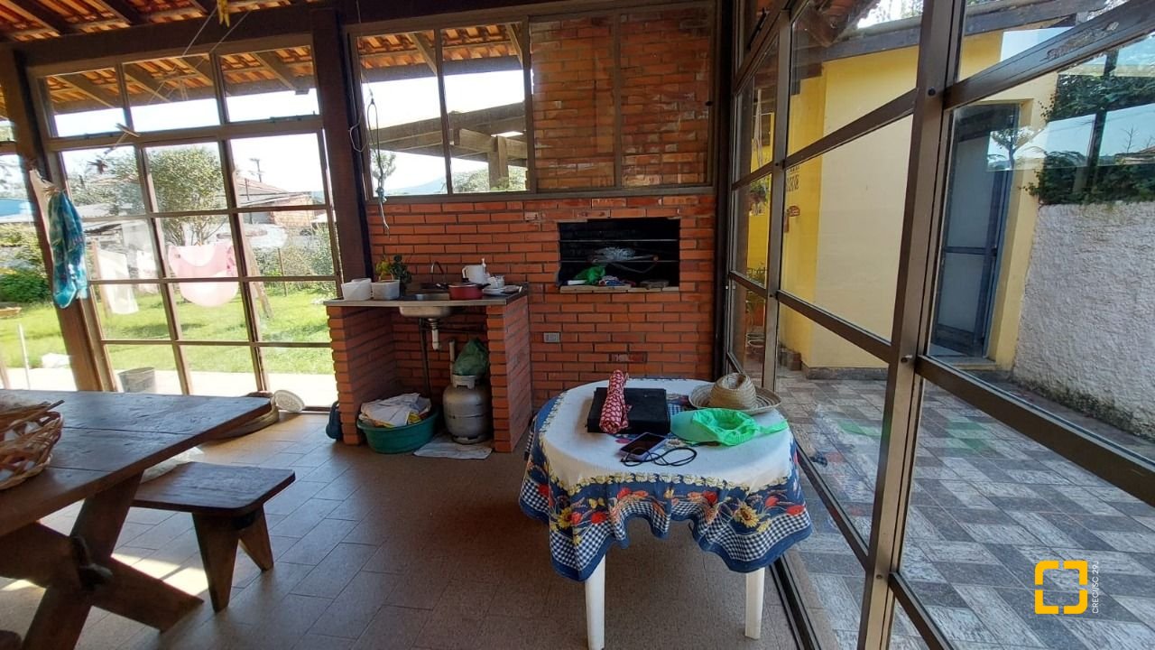 Casa com 215m², 5 quartos (sendo 1 suíte), 4 garagens, no bairro Barra da Lagoa em Florianópolis
