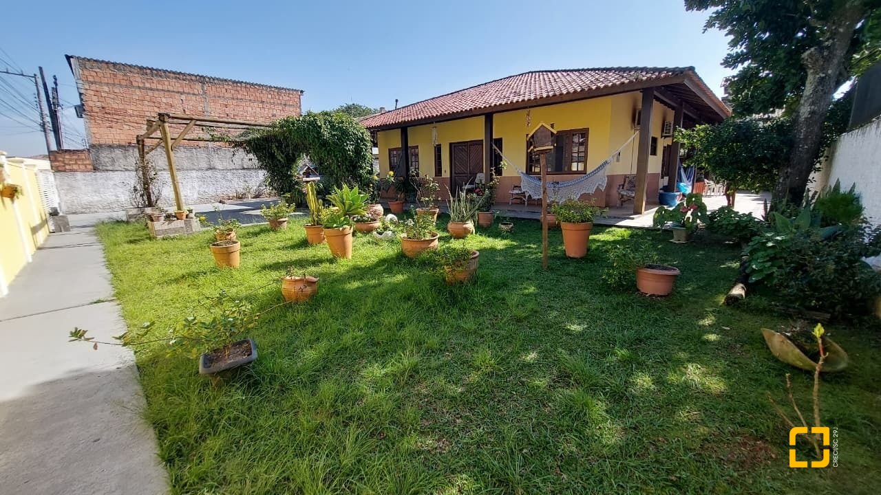 Casa com 215m², 4 quartos (sendo 1 suíte), 4 garagens, no bairro Barra da Lagoa em Florianópolis
