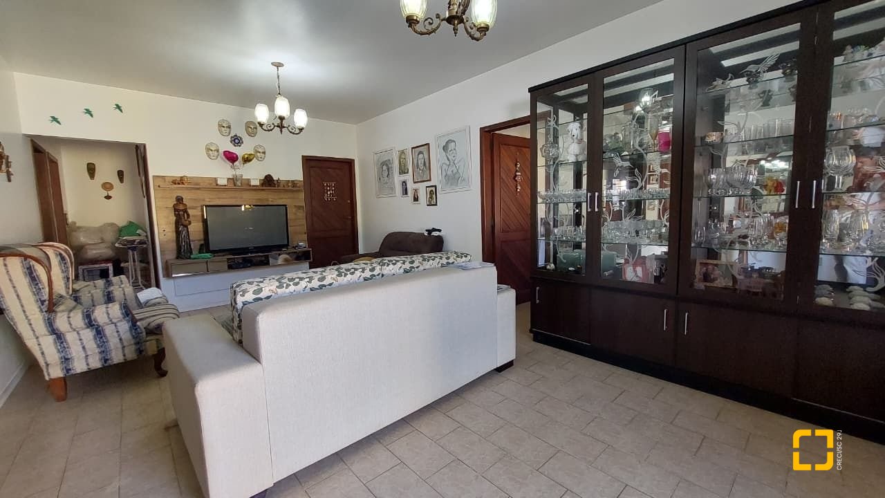 Casa com 215m², 4 quartos (sendo 1 suíte), 4 garagens, no bairro Barra da Lagoa em Florianópolis