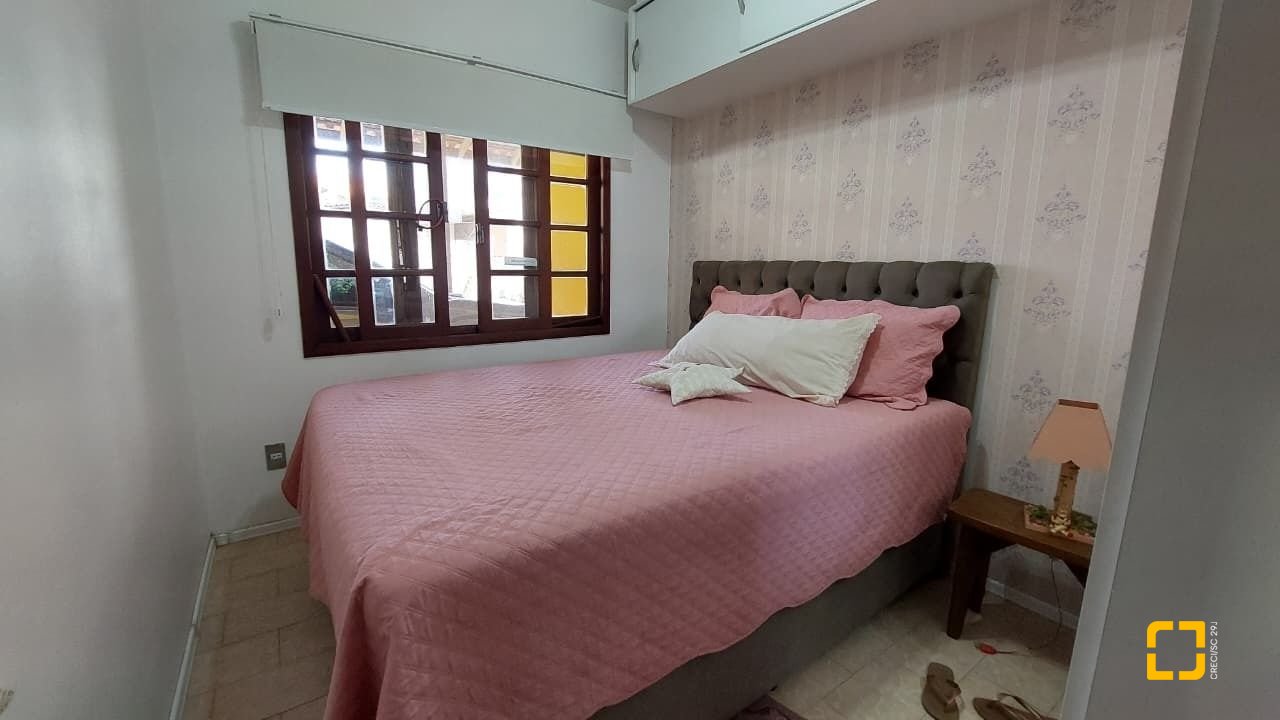 Casa com 215m², 4 quartos (sendo 1 suíte), 4 garagens, no bairro Barra da Lagoa em Florianópolis