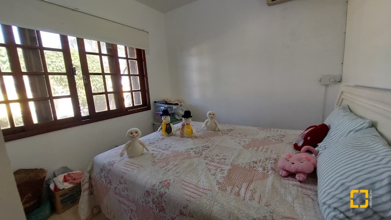 Casa com 215m², 4 quartos (sendo 1 suíte), 4 garagens, no bairro Barra da Lagoa em Florianópolis