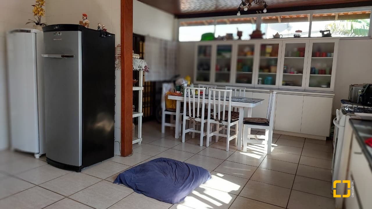 Casa com 215m², 4 quartos (sendo 1 suíte), 4 garagens, no bairro Barra da Lagoa em Florianópolis