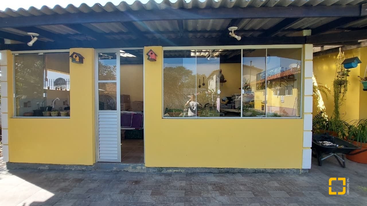 Casa com 215m², 4 quartos (sendo 1 suíte), 4 garagens, no bairro Barra da Lagoa em Florianópolis