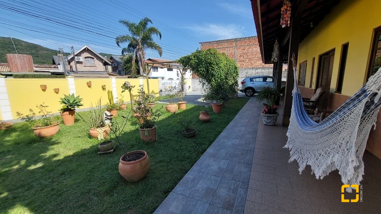 Casa com 215m², 4 quartos (sendo 1 suíte), 4 garagens, no bairro Barra da Lagoa em Florianópolis