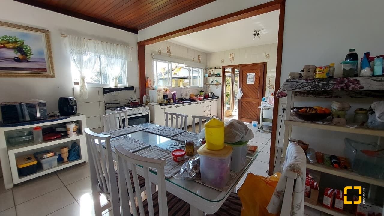 Casa com 215m², 5 quartos (sendo 1 suíte), 4 garagens, no bairro Barra da Lagoa em Florianópolis
