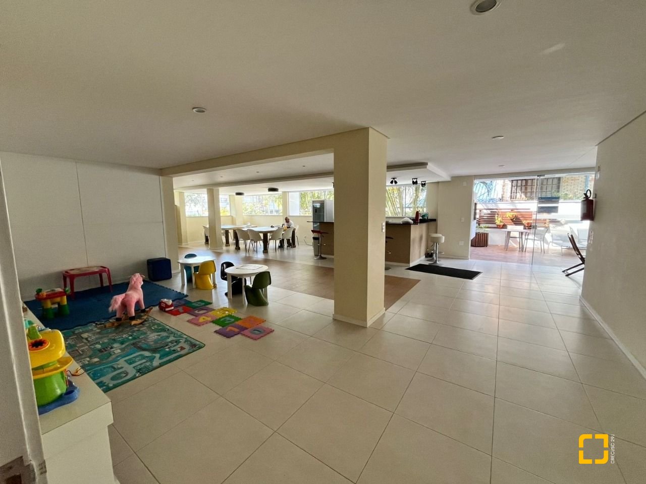 Cobertura com 185m², 4 quartos (sendo 2 suítes), 2 garagens, no bairro Campeche em Florianópolis