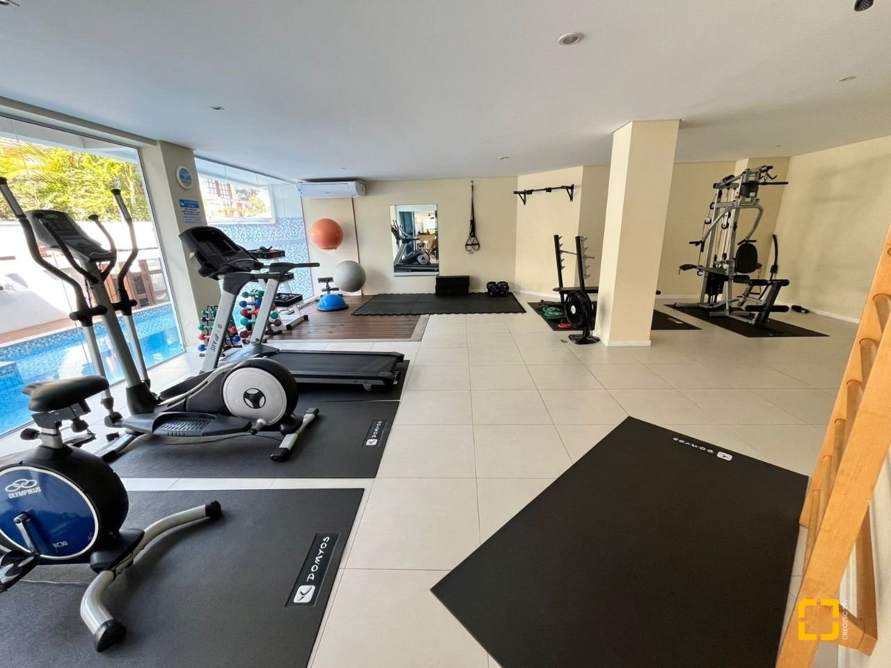 Cobertura com 185m², 4 quartos (sendo 2 suítes), 2 garagens, no bairro Campeche em Florianópolis