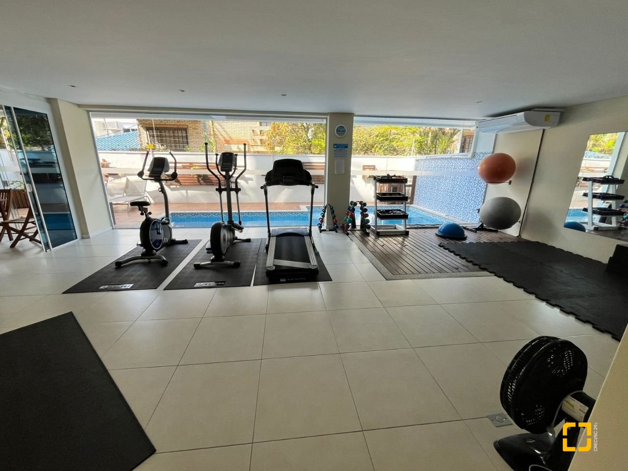 Cobertura com 185m², 4 quartos (sendo 2 suítes), 2 garagens, no bairro Campeche em Florianópolis