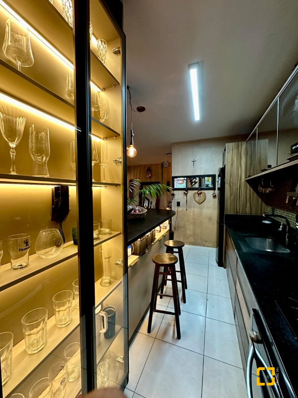 Cobertura com 185m², 4 quartos (sendo 2 suítes), 2 garagens, no bairro Campeche em Florianópolis