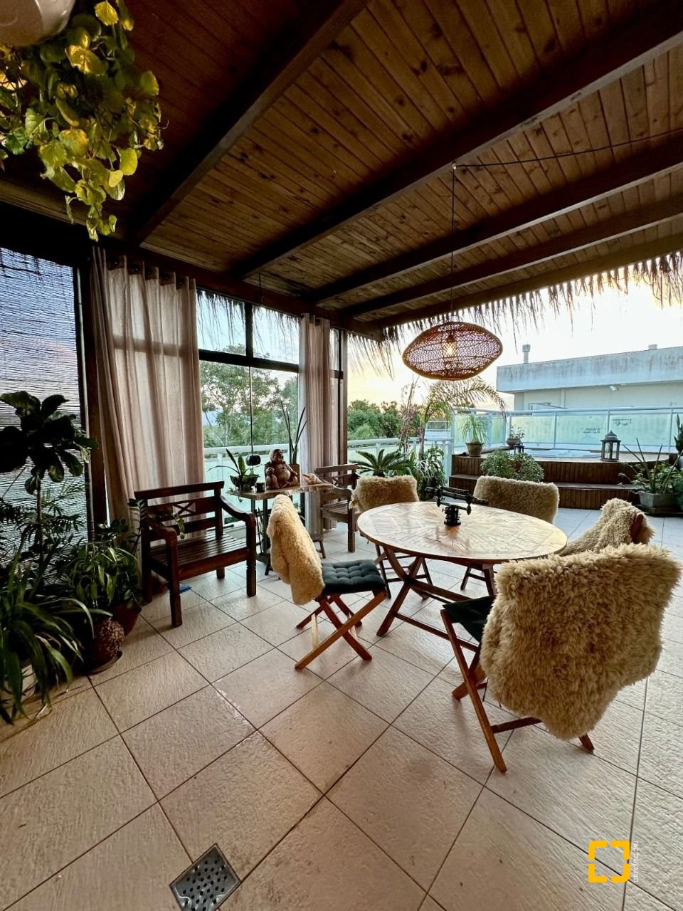 Cobertura com 185m², 4 quartos (sendo 2 suítes), 2 garagens, no bairro Campeche em Florianópolis