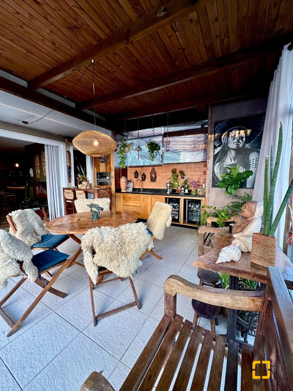 Cobertura com 185m², 2 quartos (sendo 2 suítes), 2 garagens, no bairro Campeche em Florianópolis